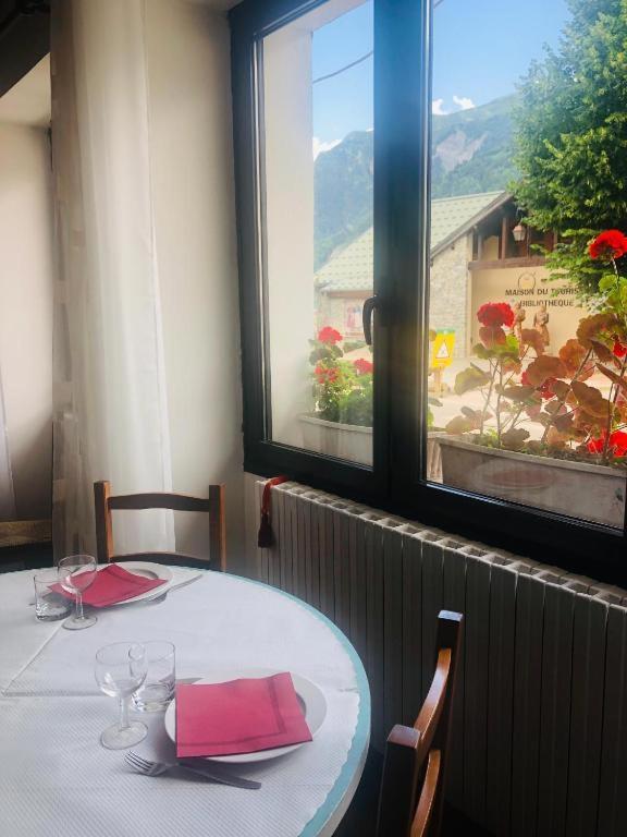 Auberge Du Glandon Saint-Colomban-des-Villards ภายนอก รูปภาพ